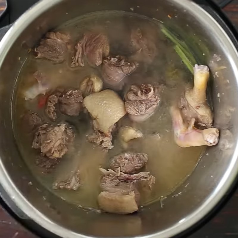 Thêm sấu và nước dừa vào nồi