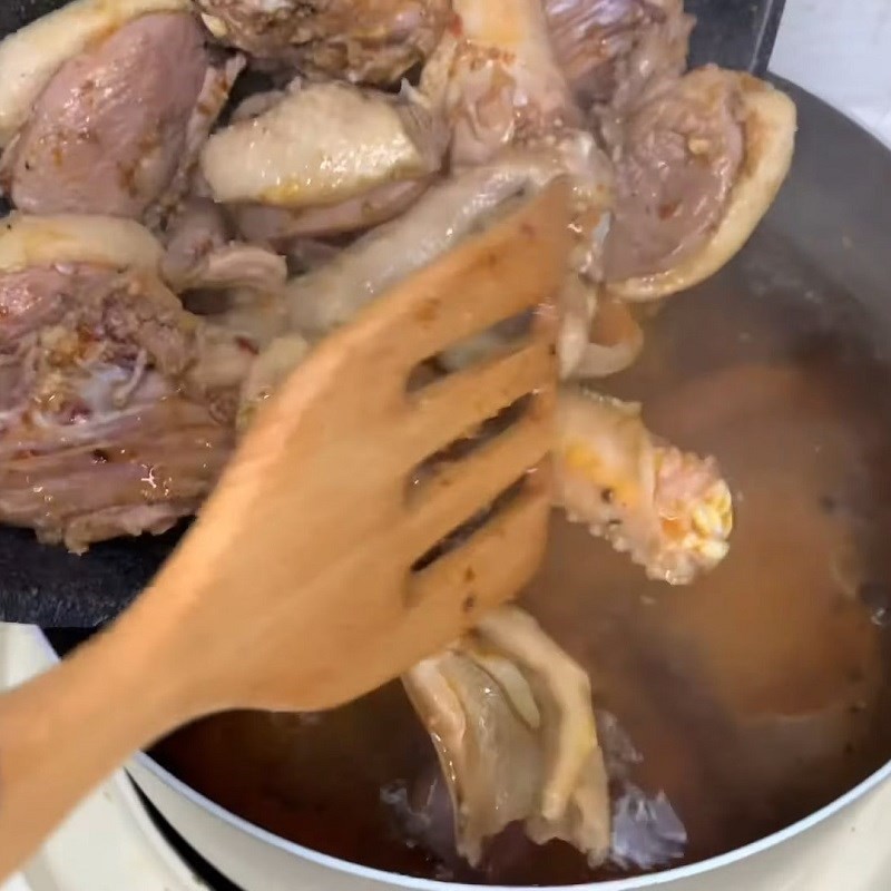 Cho thịt vịt đã xào săn vào nồi nước dùng tiêu để nấu vịt nấu tiêu