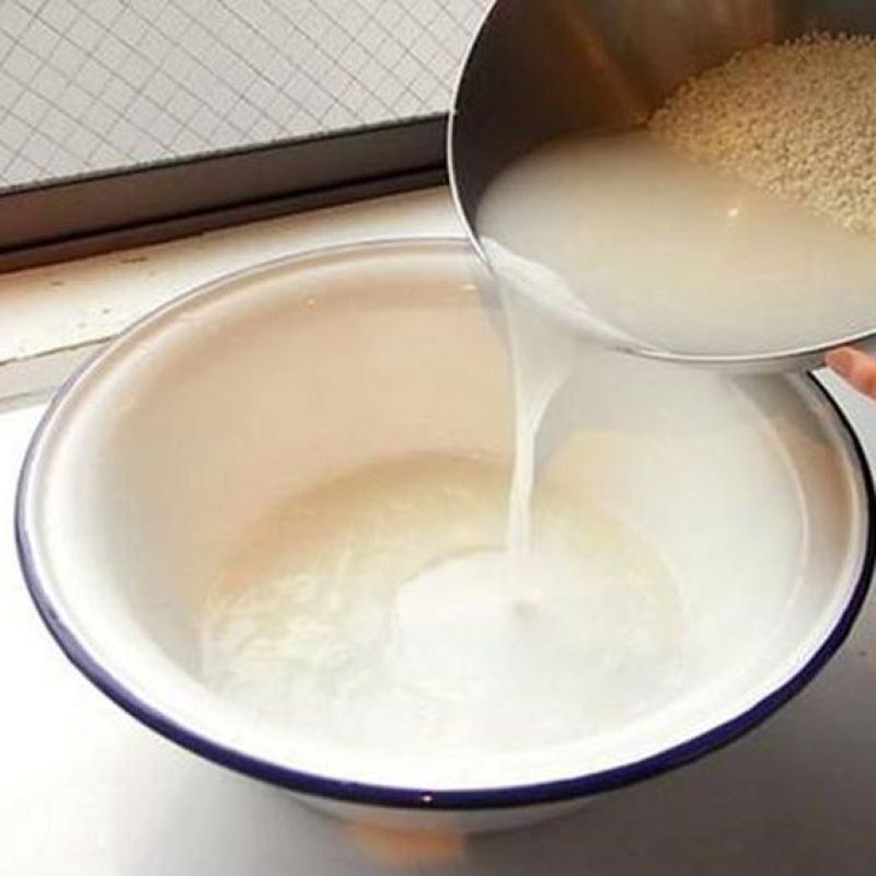 Gạo nếp đã ngâm nở được cho vào chõ để hấp xôi.
