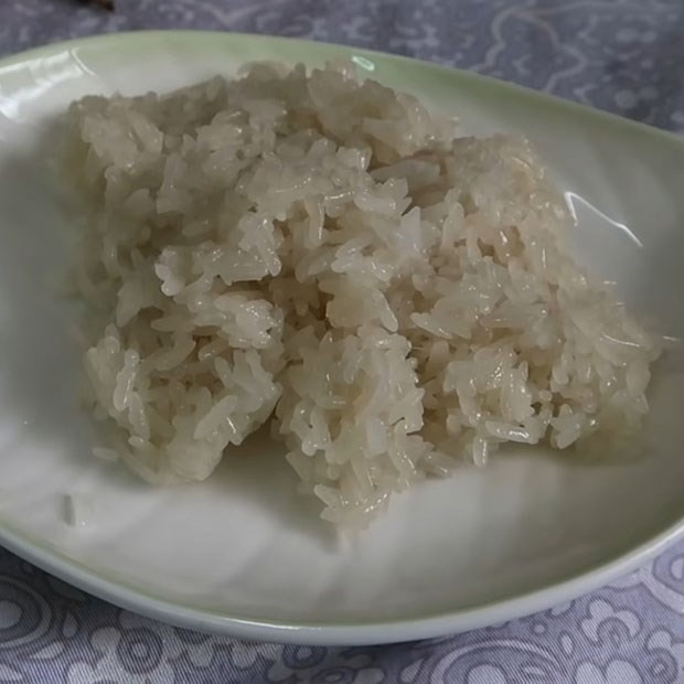 Xôi đang được hấp chín tới