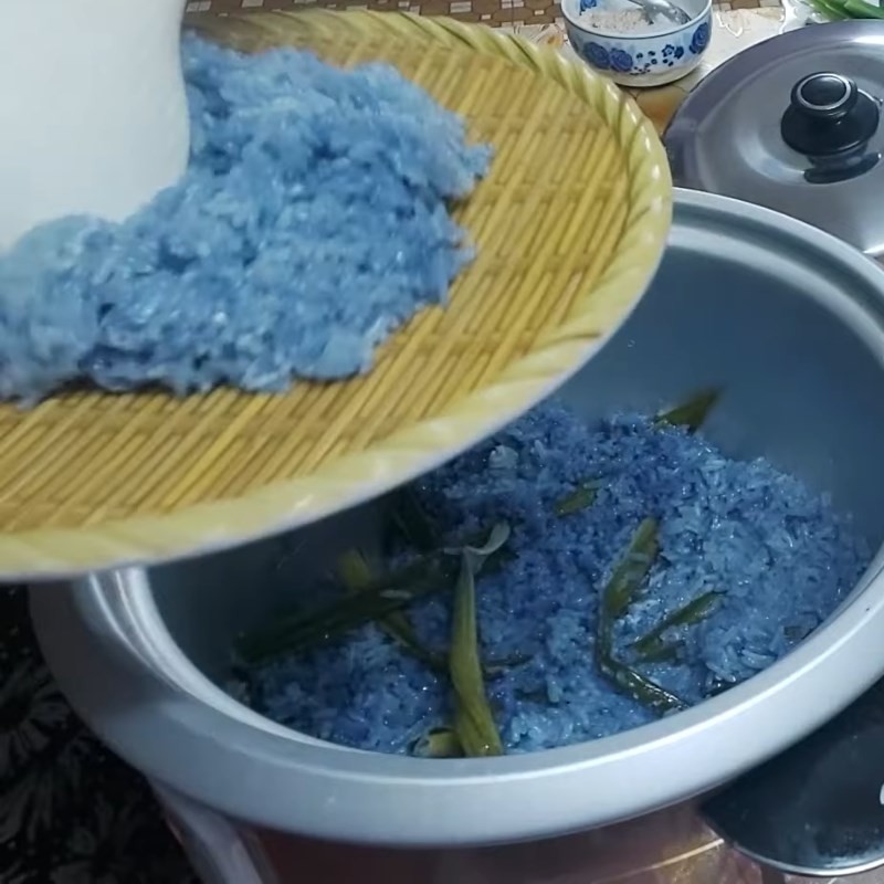 Xới xôi hoa đậu biếc lá dứa sau khi chín để xôi tơi đều