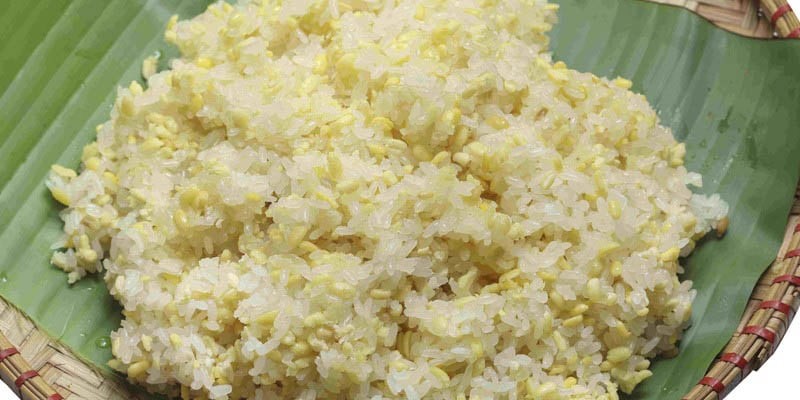 Xôi đậu xanh nước cốt dừa thơm ngon với màu vàng ươm từ đậu