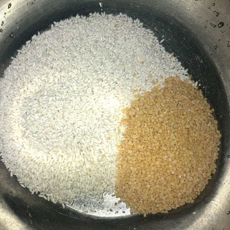 Gạo nếp đã ngâm và đậu xanh cà vỏ sẵn sàng để nấu xôi dừa