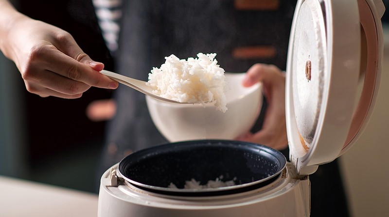 Nồi cơm điện hiện đại là công cụ hỗ trợ cách nấu ăn gia đình