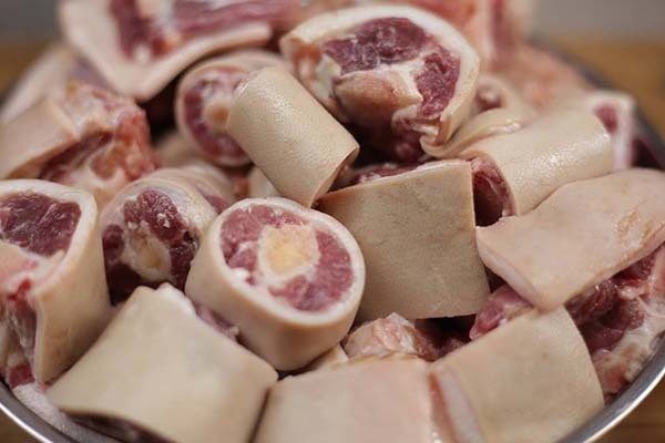 Miếng đuôi bò tươi ngon với màu đỏ tự nhiên, lựa chọn hoàn hảo để nấu lẩu