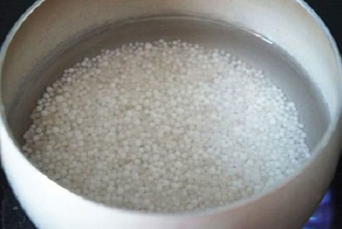 Bột báng đang được ngâm trong nước ấm để nở mềm, chuẩn bị nấu chè