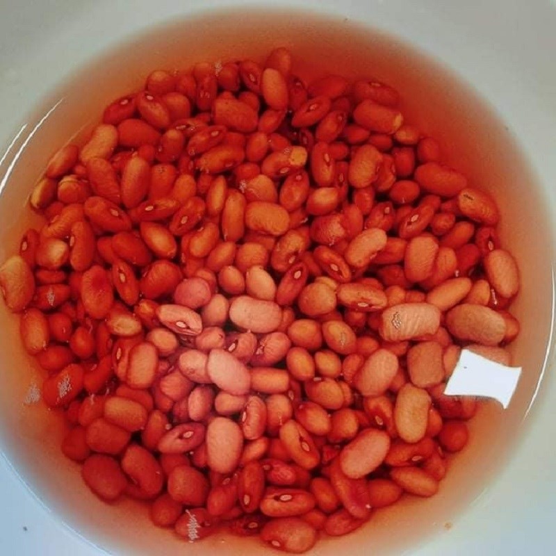 Đậu đỏ sau khi ngâm đủ thời gian để chế biến chè