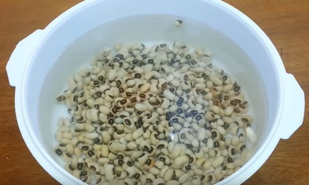 Sơ chế đậu trắng bằng cách ngâm với baking soda trước khi nấu chè