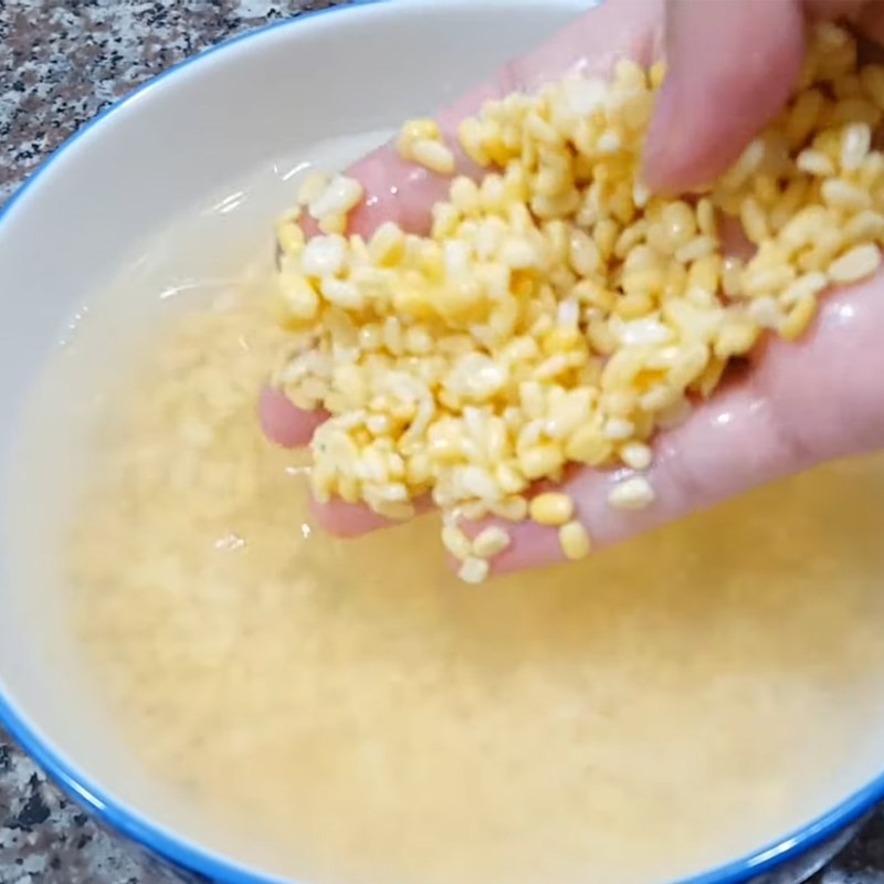 Ngâm đậu xanh chuẩn bị nấu chè bí đỏ đậu xanh