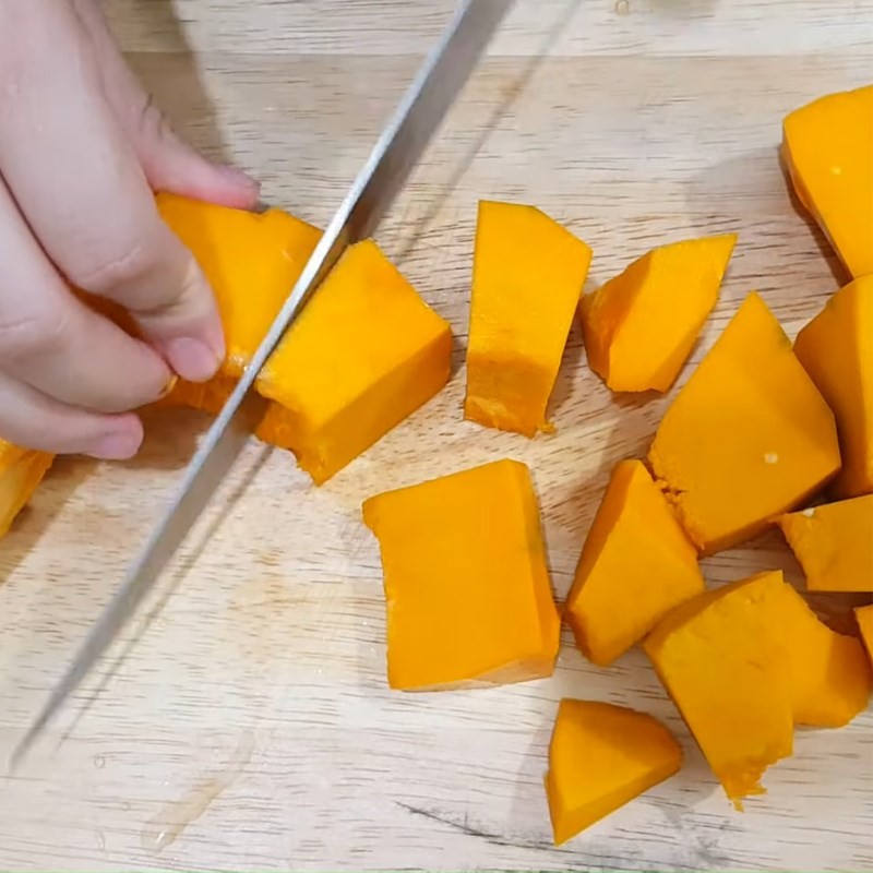 Bí đỏ đã gọt vỏ và cắt miếng để nấu chè