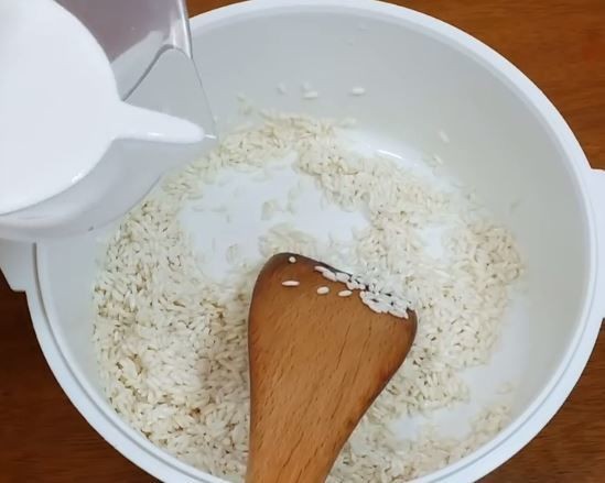 Ngâm gạo nếp cùng nước cốt dừa giúp món chè đậu trắng thêm béo ngậy