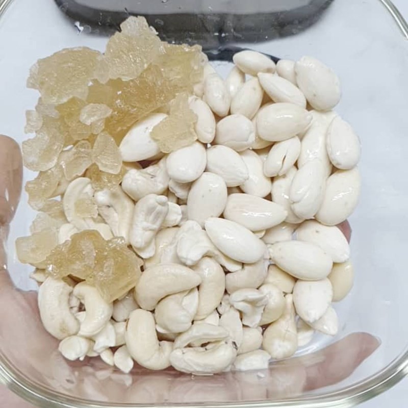 Hình ảnh hạnh nhân đã ngâm và lột vỏ, để lộ phần nhân trắng tinh