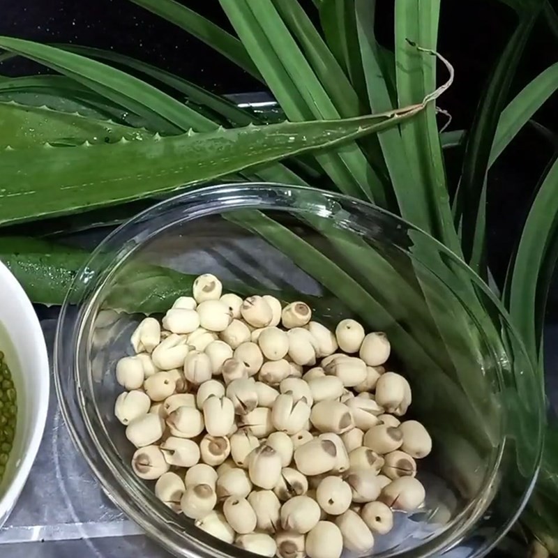 Đậu xanh và hạt sen đã ngâm và rửa sạch, sẵn sàng cho công đoạn chế biến