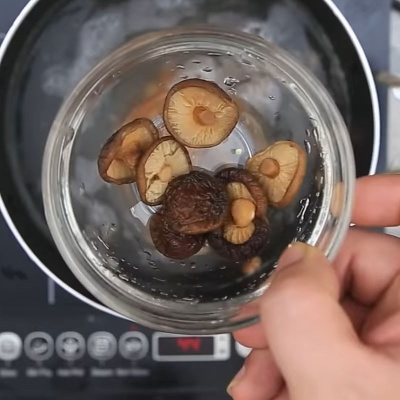 Tôm khô được ngâm nước giúp mềm hơn