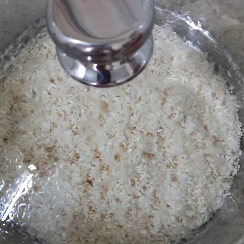 Nếp đã ngâm được trộn đều với muối để chuẩn bị hấp