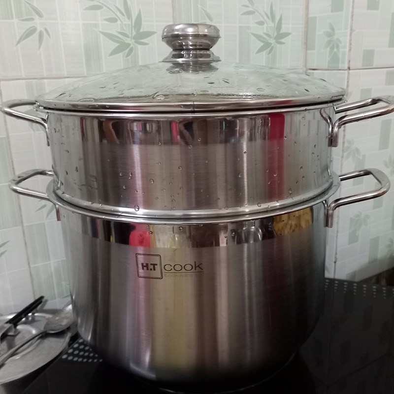 Nếp được cho vào xửng hấp, dàn đều để xôi chín