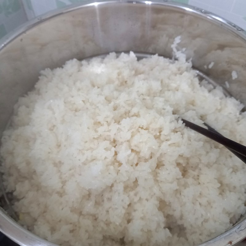 Xôi đang được hấp trong xửng, chuẩn bị chín mềm dẻo