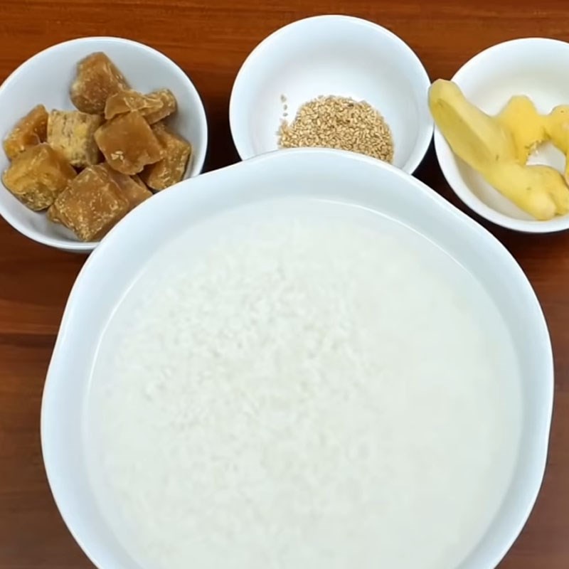 Nếp đã vo sạch được ngâm trong nước để chuẩn bị nấu xôi