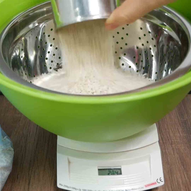 Gạo nếp trắng ngần đang được ngâm chuẩn bị làm xôi mặn chay