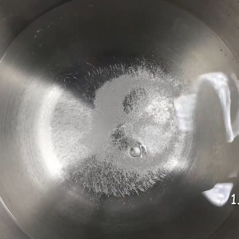 Ngâm và rửa sạch nha đam với nước muối