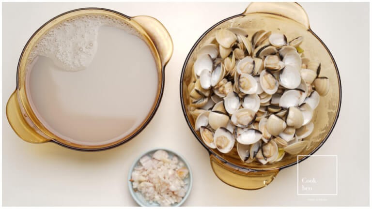 Luộc ngao và nhặt thịt ngao sạch sẽ