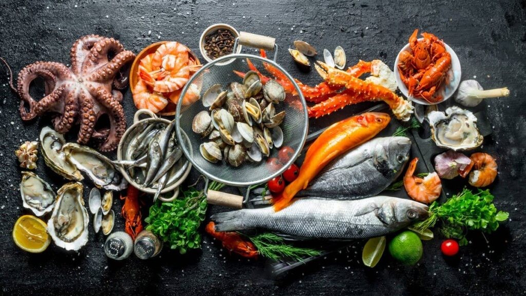 Nguyên liệu tươi sống để nấu lẩu hải sản thập cẩm gồm tôm, mực, rau củ