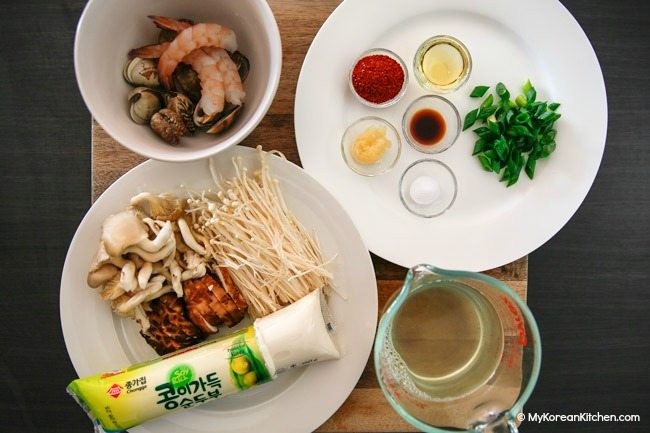 Tổng hợp các nguyên liệu tươi ngon chuẩn bị cho món canh đậu hũ non Hàn Quốc