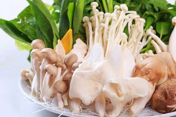 Nấm và rau củ tươi cho lẩu nấm chua cay chay bổ dưỡng