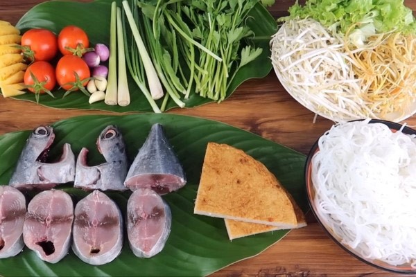 Các nguyên liệu tươi ngon chuẩn bị nấu bún cá ngừ