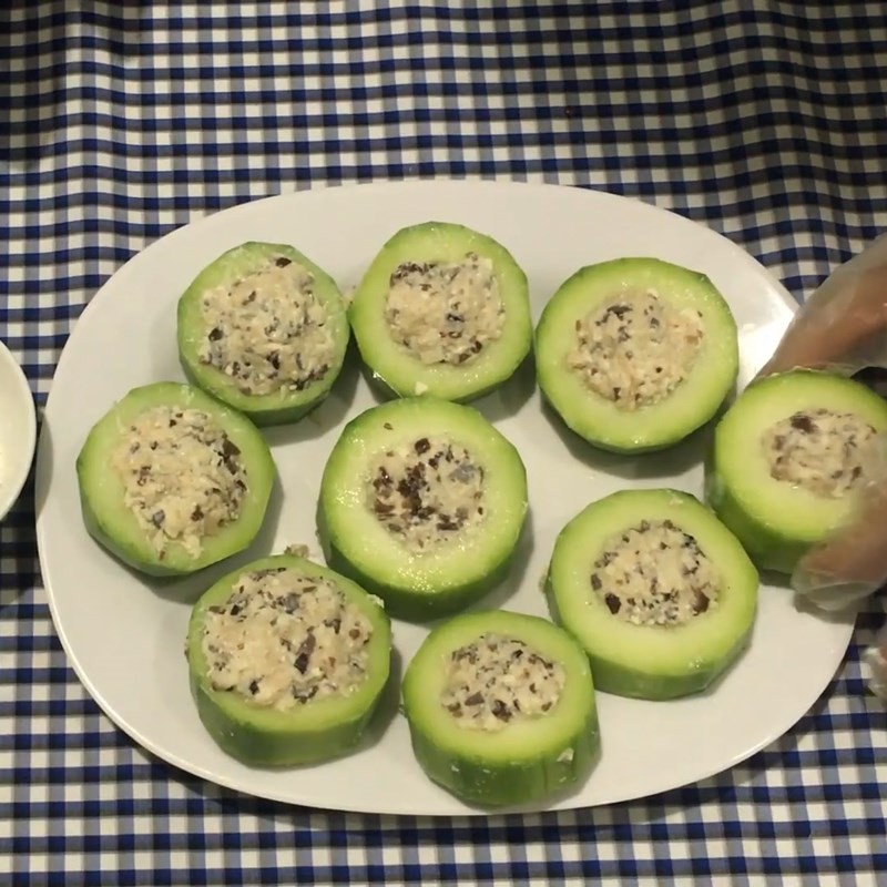 Hoàn tất nhồi nhân vào bí đao cho món canh bí đao ngon độc đáo