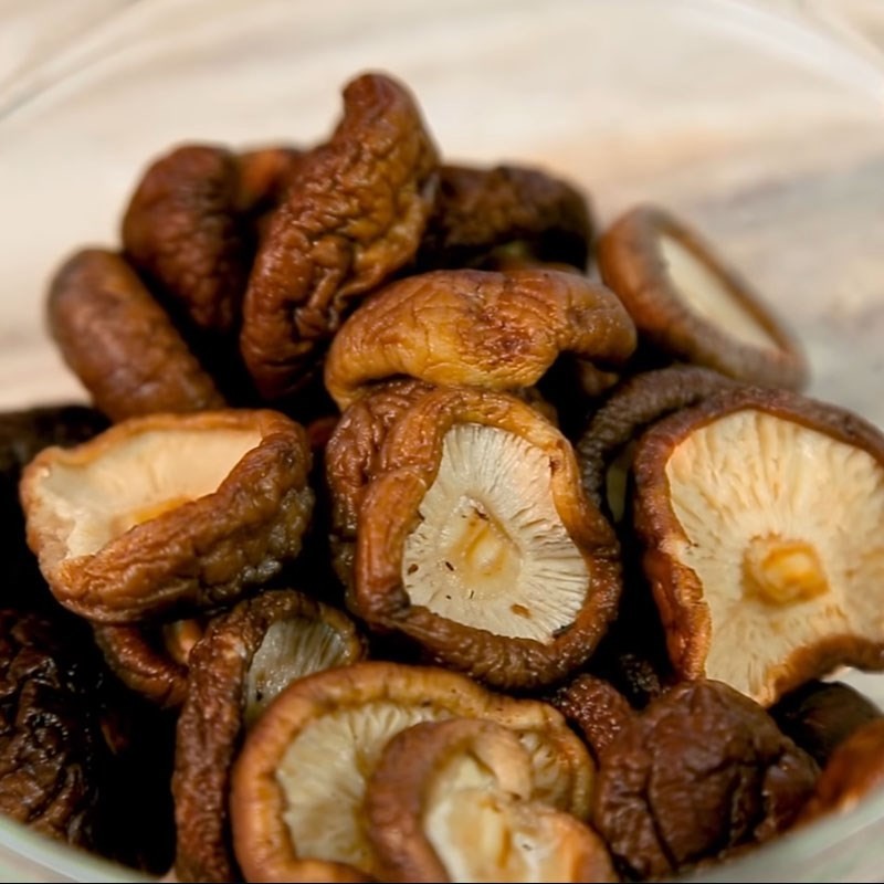 Nhồi giò sống vào lòng nấm hương