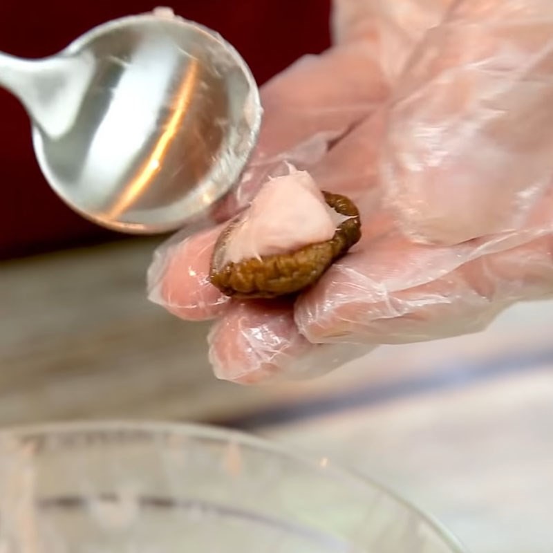 Các viên mọc nấm đã được nhồi giò sống