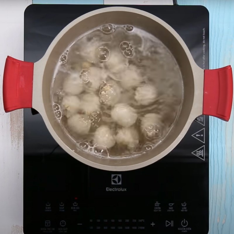 Nấu chè sen vải trong nồi với nước đường và dầu chuối