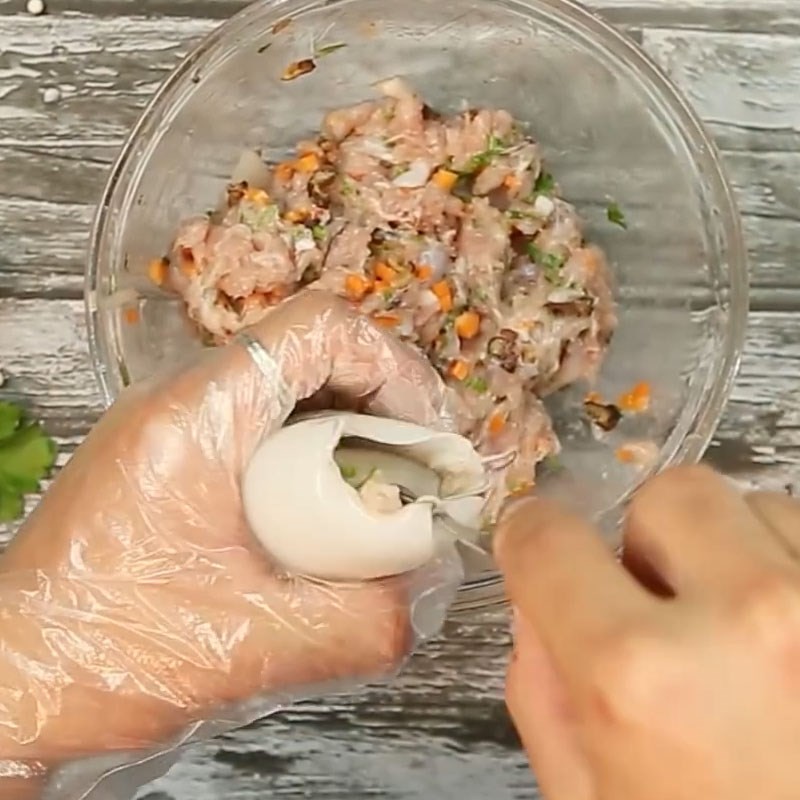 Cẩn thận nhồi đầy nhân thịt vào thân mực ống, chuẩn bị nấu