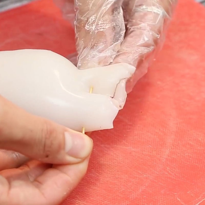 Khứa nhẹ vài đường trên thân mực nhồi thịt giúp nhanh chín và thấm vị