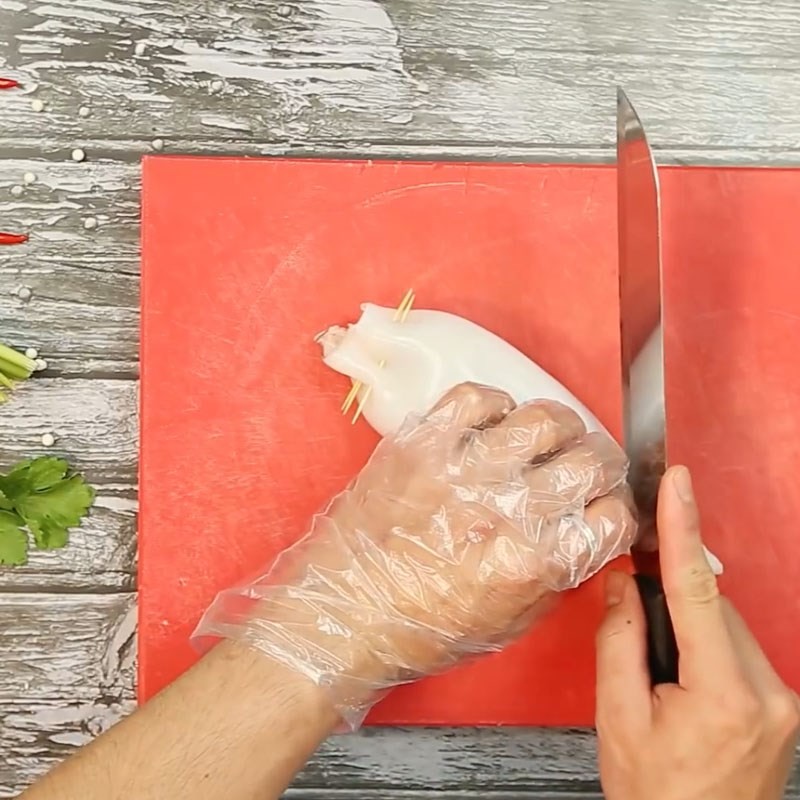 Những con mực đã nhồi thịt và khứa sẵn sàng cho món canh ngon