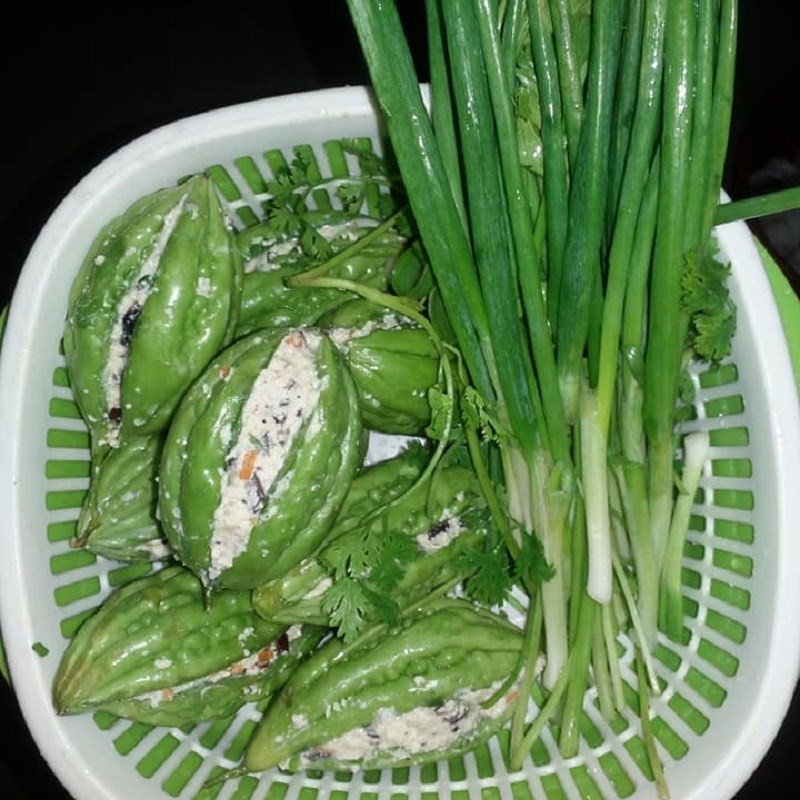 Nhồi nhân đậu hũ vào khổ qua đã sơ chế