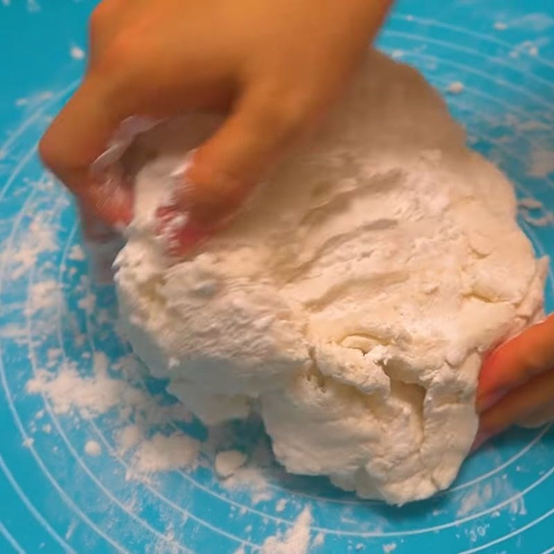 Nhồi bột bánh canh dẻo mịn, chuẩn bị cắt sợi