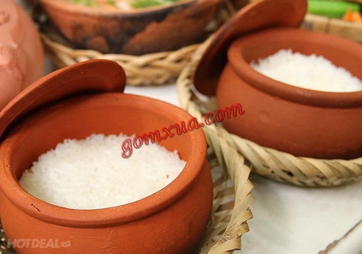 Niêu đất Phù Lãng gốm truyền thống, vật dụng quan trọng trong cách nấu cơm niêu đất ngon.