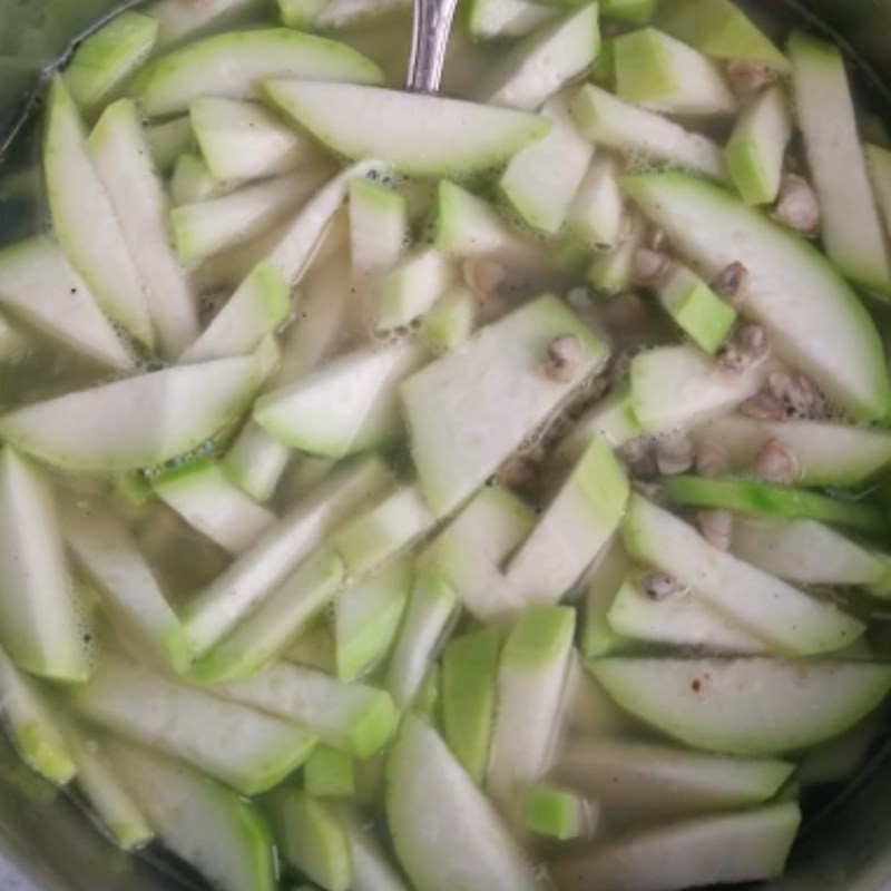Thêm bầu vào nồi canh