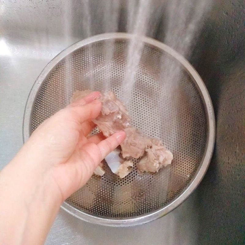 Nồi xương heo đang được ninh nhừ để lấy nước ngọt cho canh khoai xương