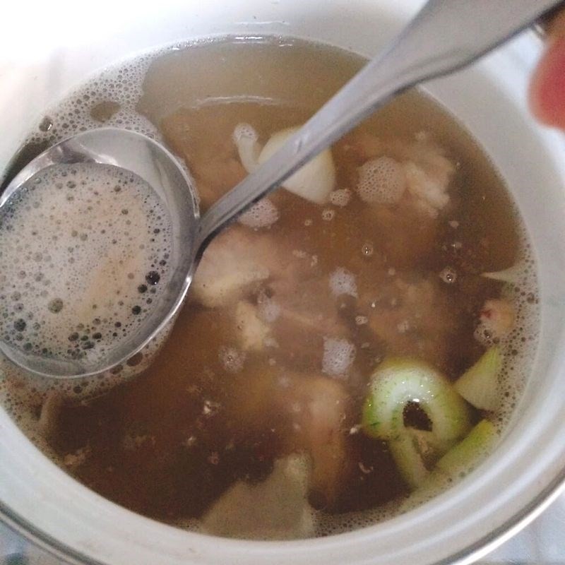 Thêm đậu đỏ vào ninh cùng xương để có món canh khoai xương bổ dưỡng