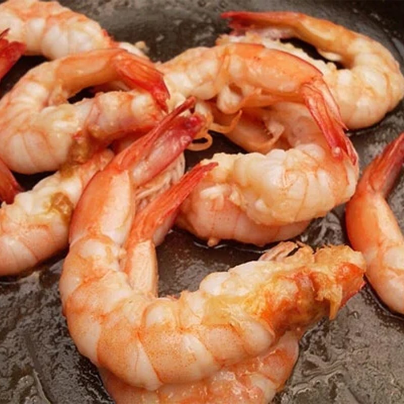 Xào tôm săn lại để tôm thấm gia vị và ngọt nước canh củ từ