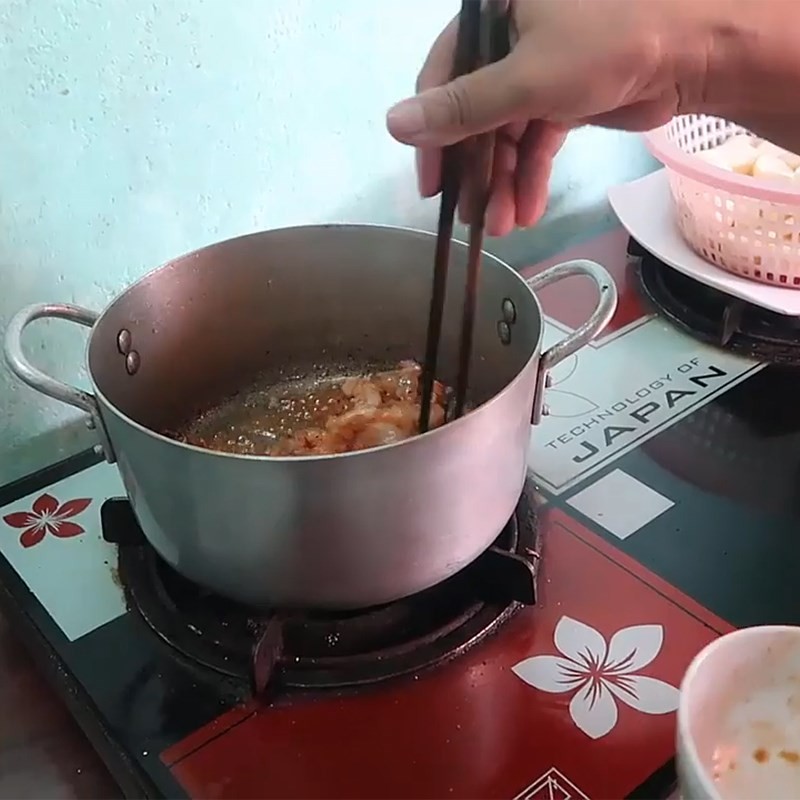 Phi thơm hành tím trước khi cho tôm vào xào