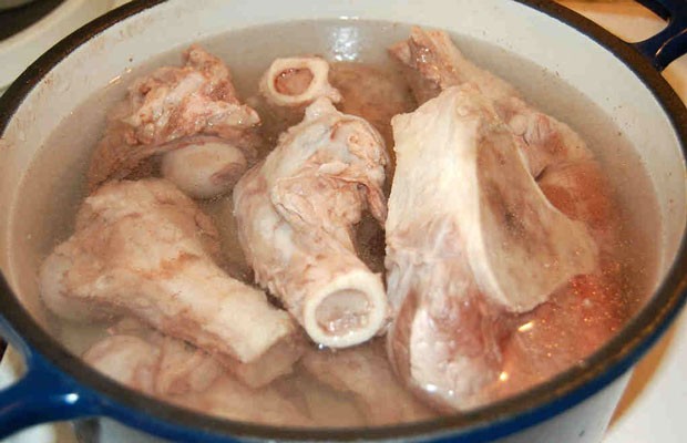 Xào sơ xương heo trước khi ninh để canh ngọt nước