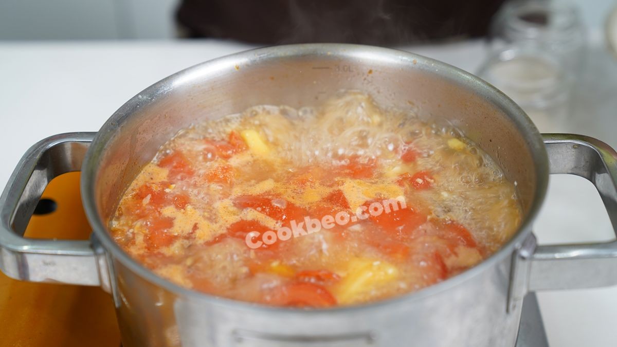 Nồi canh cá khoai chua dứa thì là đang sôi trên bếp