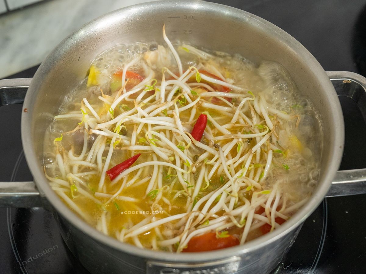 Nồi canh cá hồi dứa đã hoàn thành với rau thơm