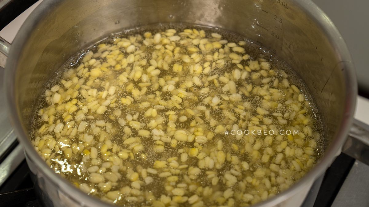 Nồi chè hoa cau chuẩn bị hoàn thành