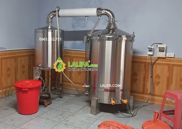 Sử dụng nồi nấu rượu chuyên dụng để chưng cất rượu khoai lang, đảm bảo chất lượng và an toàn sản phẩm