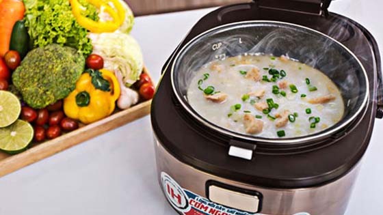 Nồi cơm điện đang nấu cháo gà, giúp bạn thực hiện cách nấu cháo gà đơn giản nhất